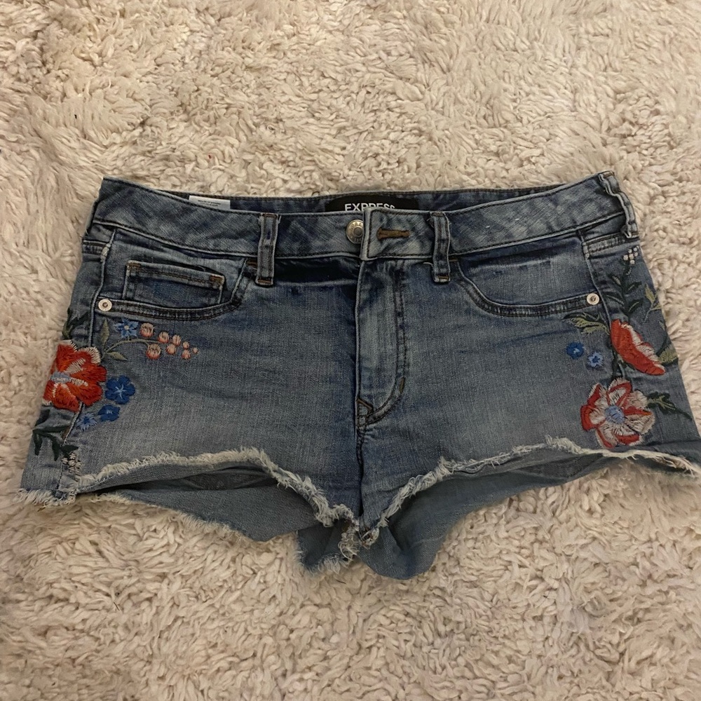 Women Jeans Shorts w floral design.